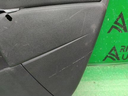 Обшивка двери правая Renault Duster 2010