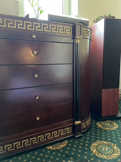 Итальянский комод из красного дерева