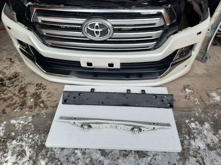 Toyota Fortuner усилитель переднего бампера