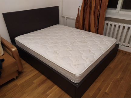 Двуспальная кровать с анатомическим матрасом