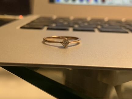 Золотое кольцо с бриллиантом