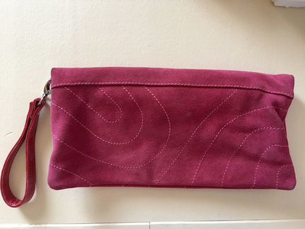 Замшевый клатч цвета фуксия