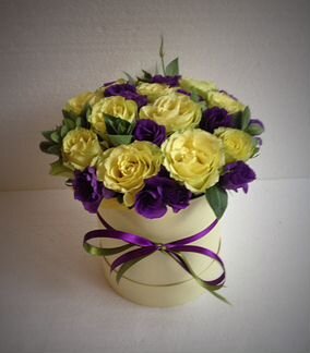 Роза с эустомой в коробке