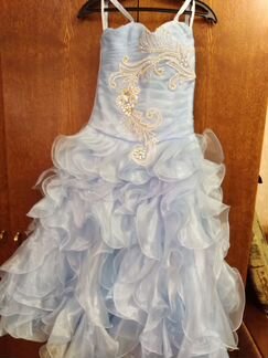 Праздничное платье с накидкой и перчатками