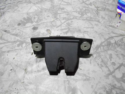 Замок крышки багажника Opel Astra J
