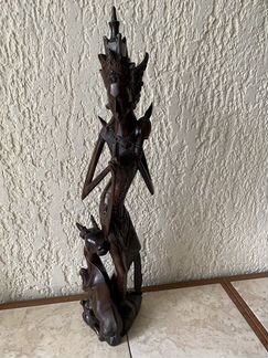 Деревянная статуэтка женщина с оленёнком