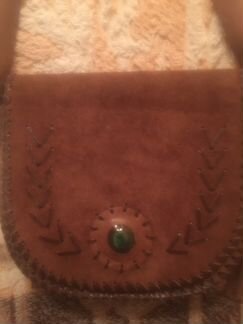 Замшевая сумка с камушком