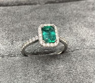 Золотое кольцо с изумрудом и бриллиантами