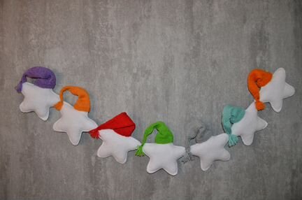 Гирлянда из звездочек в шапках