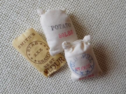 Бочка с огурчиками и мешки для кукольного домика