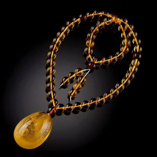 Кулон из натурального янтаря 