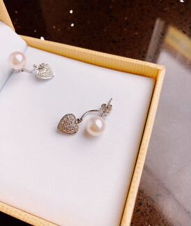 Серьги из белого золота с натуральным жемчугом