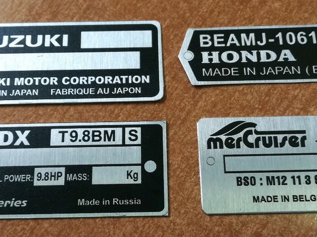Шильдик лодочный. Honda 9.9 шильд. Мотор Хонда 9.9 шильдики. Шильдик на Лодочный мотор Хонда 10. Шильда на Лодочный мотор Suzuki 9.9.