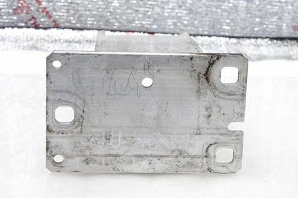 Кронштейн усилителя переднего бампера левый Audi